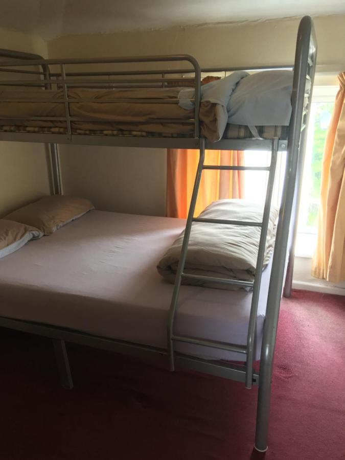 Pantyrathro International Hostel คาร์มาเทน ภายนอก รูปภาพ