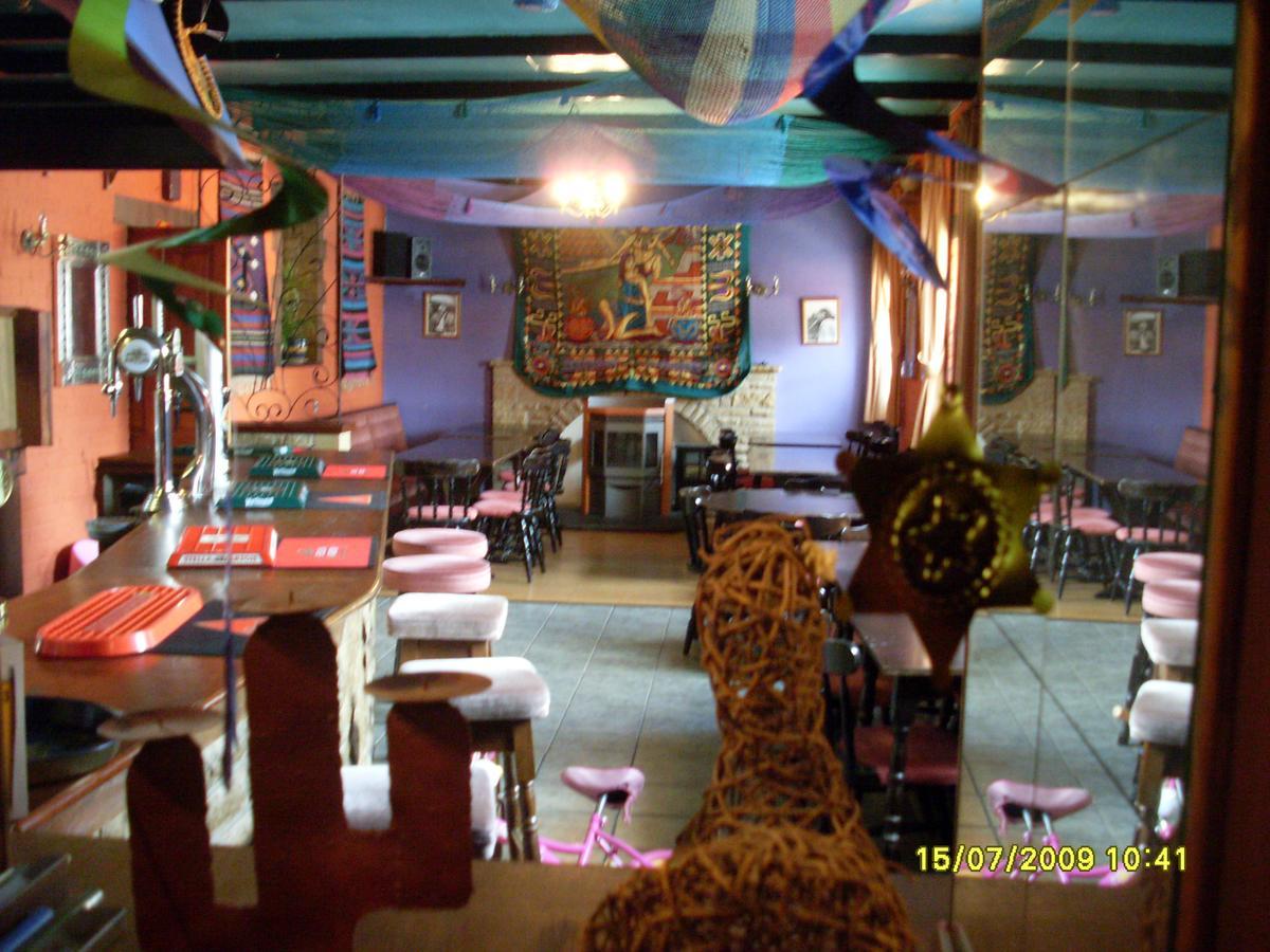 Pantyrathro International Hostel คาร์มาเทน ภายนอก รูปภาพ
