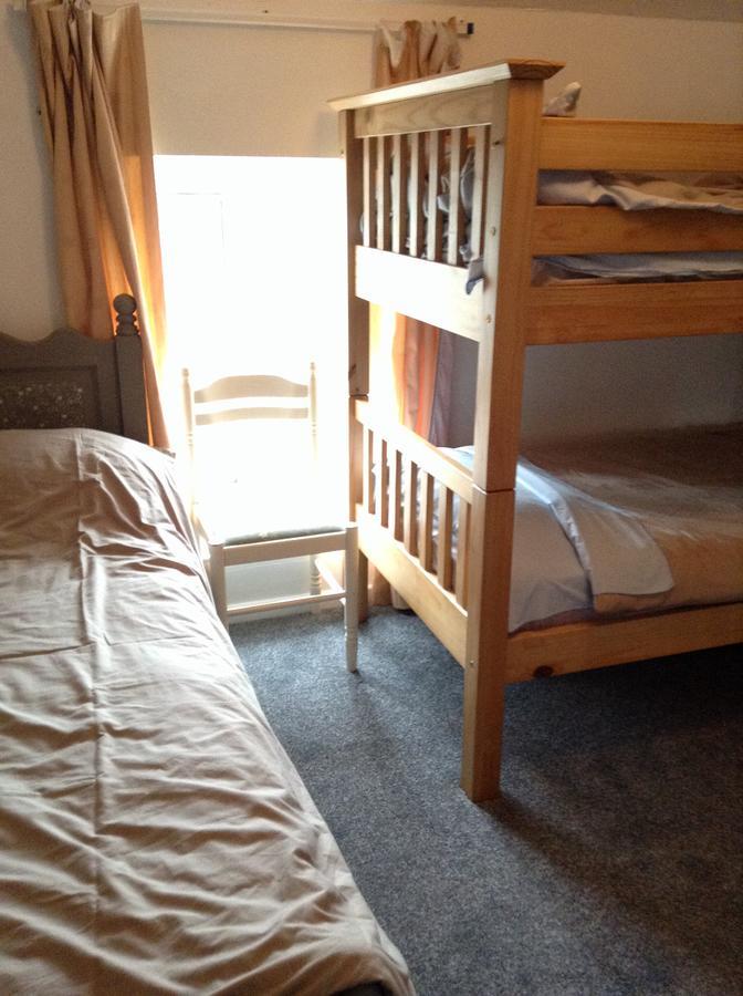 Pantyrathro International Hostel คาร์มาเทน ภายนอก รูปภาพ