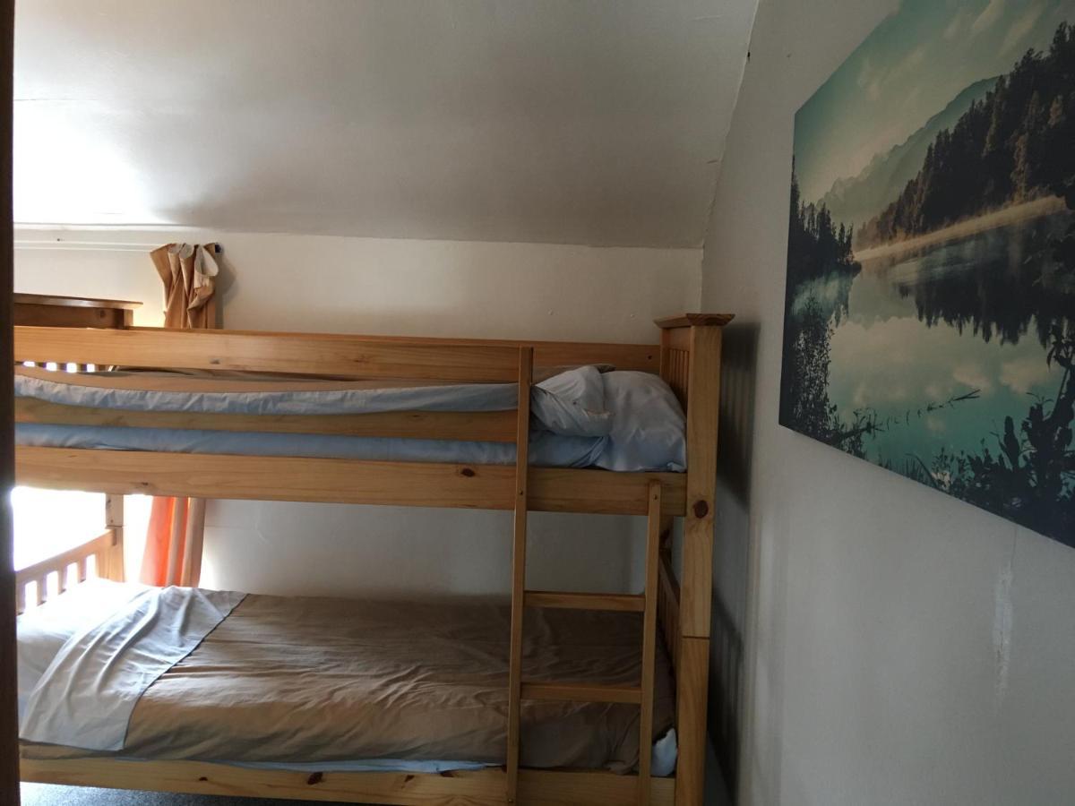 Pantyrathro International Hostel คาร์มาเทน ภายนอก รูปภาพ