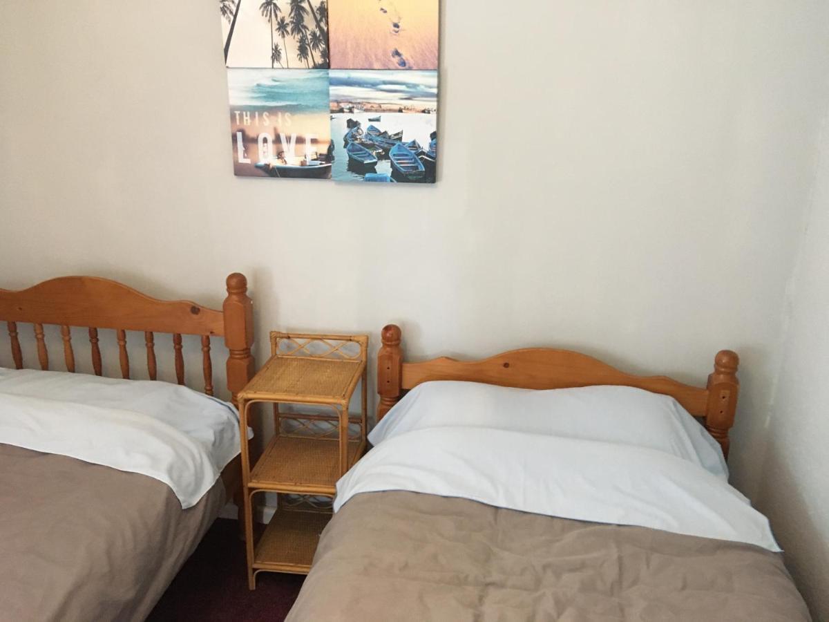 Pantyrathro International Hostel คาร์มาเทน ภายนอก รูปภาพ