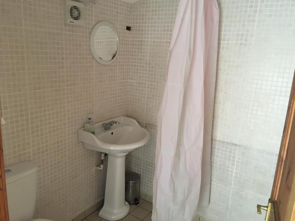Pantyrathro International Hostel คาร์มาเทน ภายนอก รูปภาพ