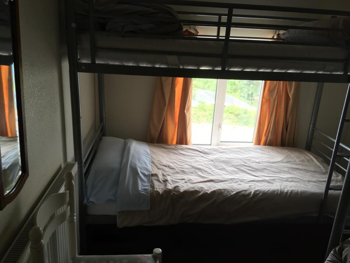 Pantyrathro International Hostel คาร์มาเทน ภายนอก รูปภาพ