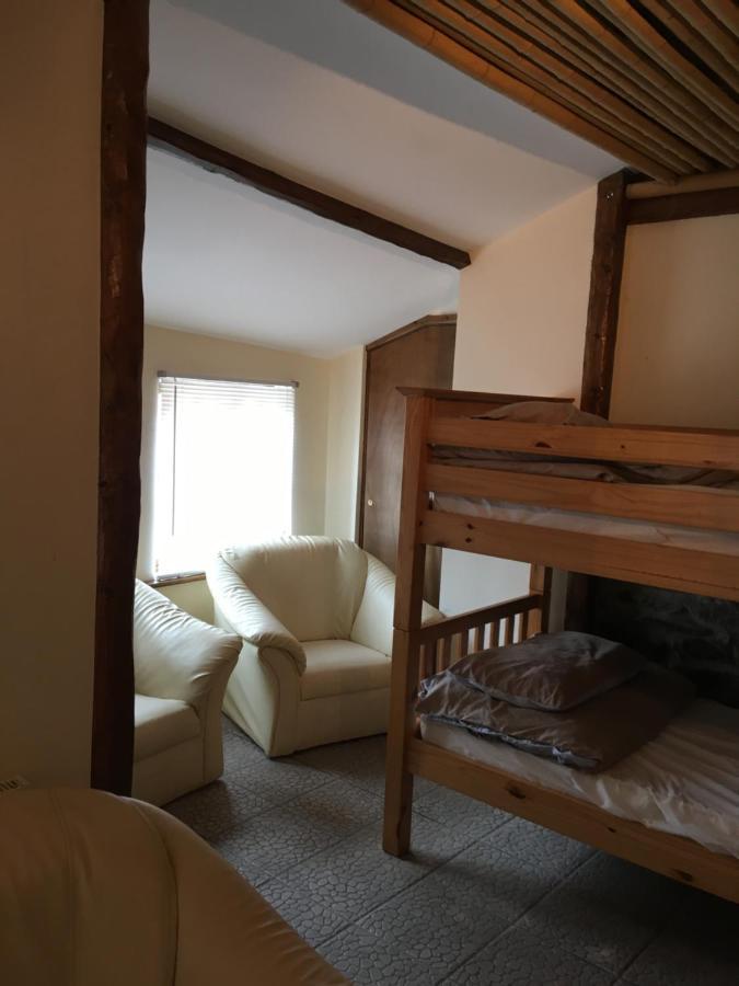 Pantyrathro International Hostel คาร์มาเทน ภายนอก รูปภาพ