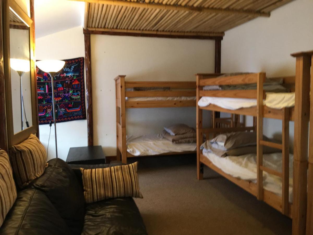 Pantyrathro International Hostel คาร์มาเทน ภายนอก รูปภาพ